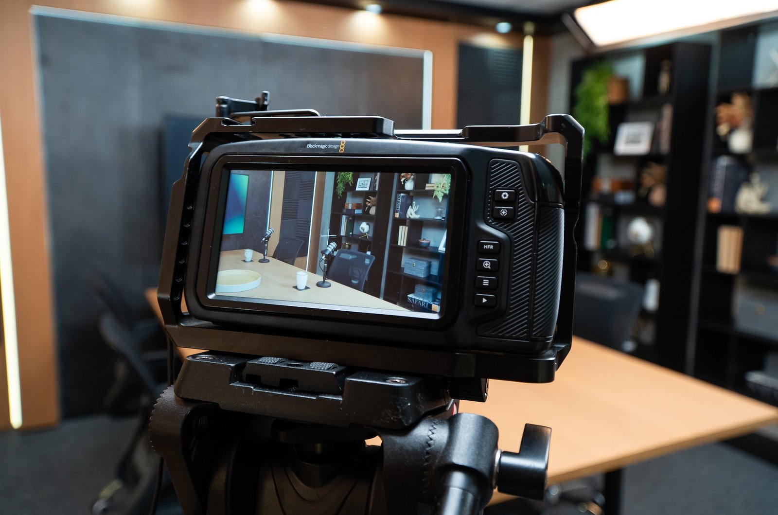 Câmera Blackmagic enquadrando o estúdio