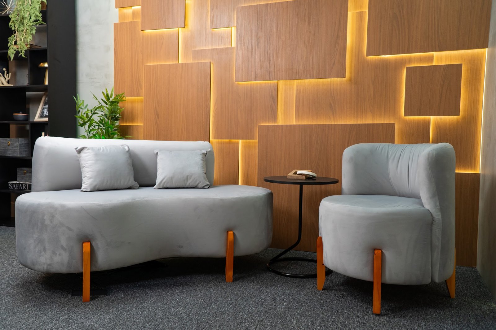 Lounge com sofá e poltrona