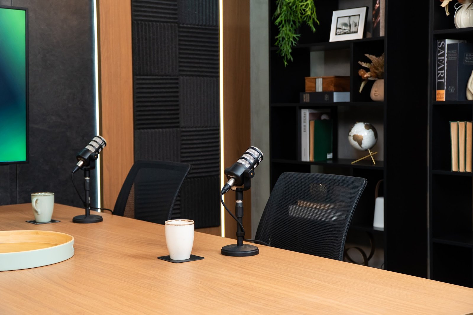 Mesa com microfones e estante decorada