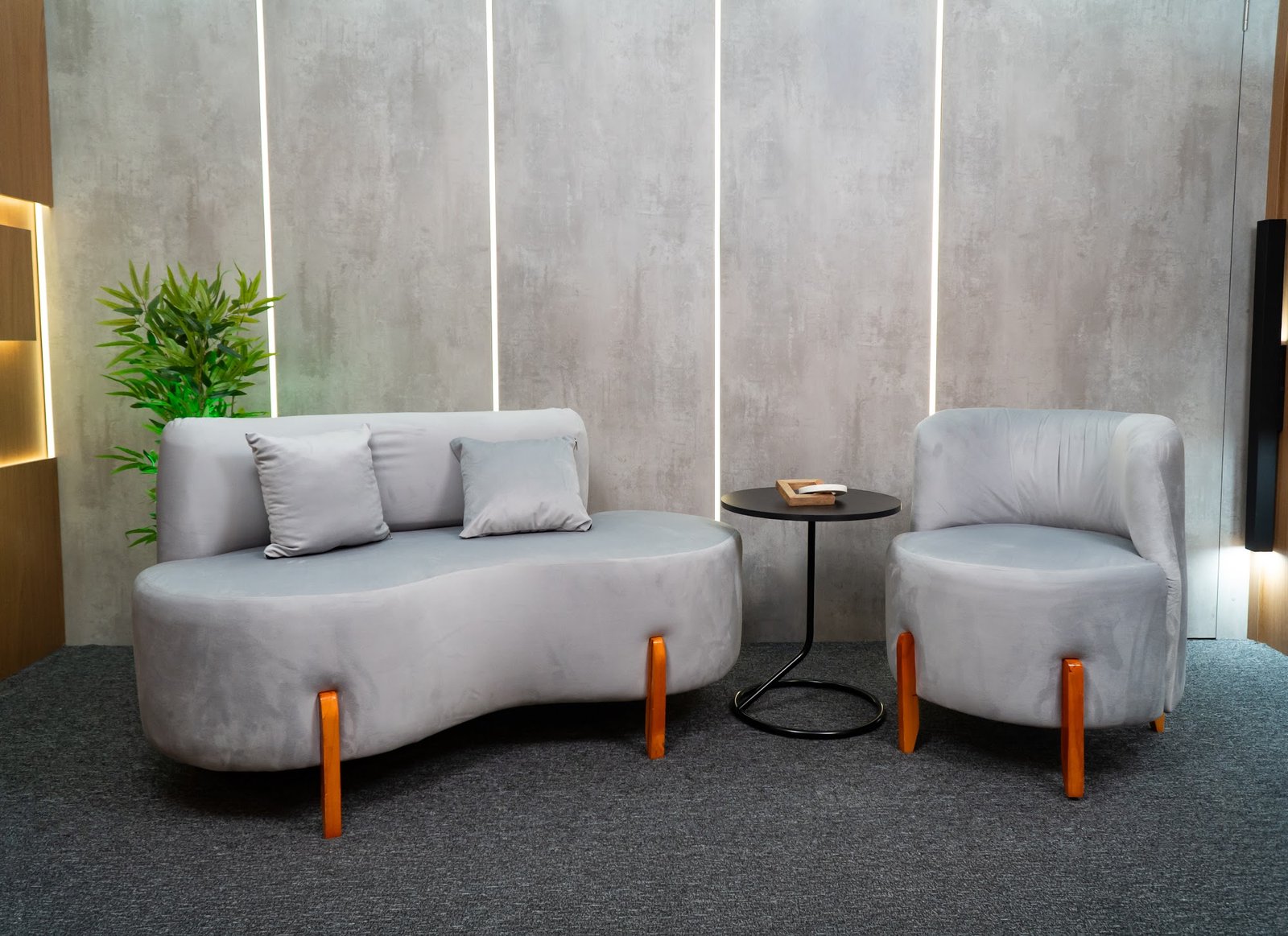 Set com sofá e parede de concreto iluminada