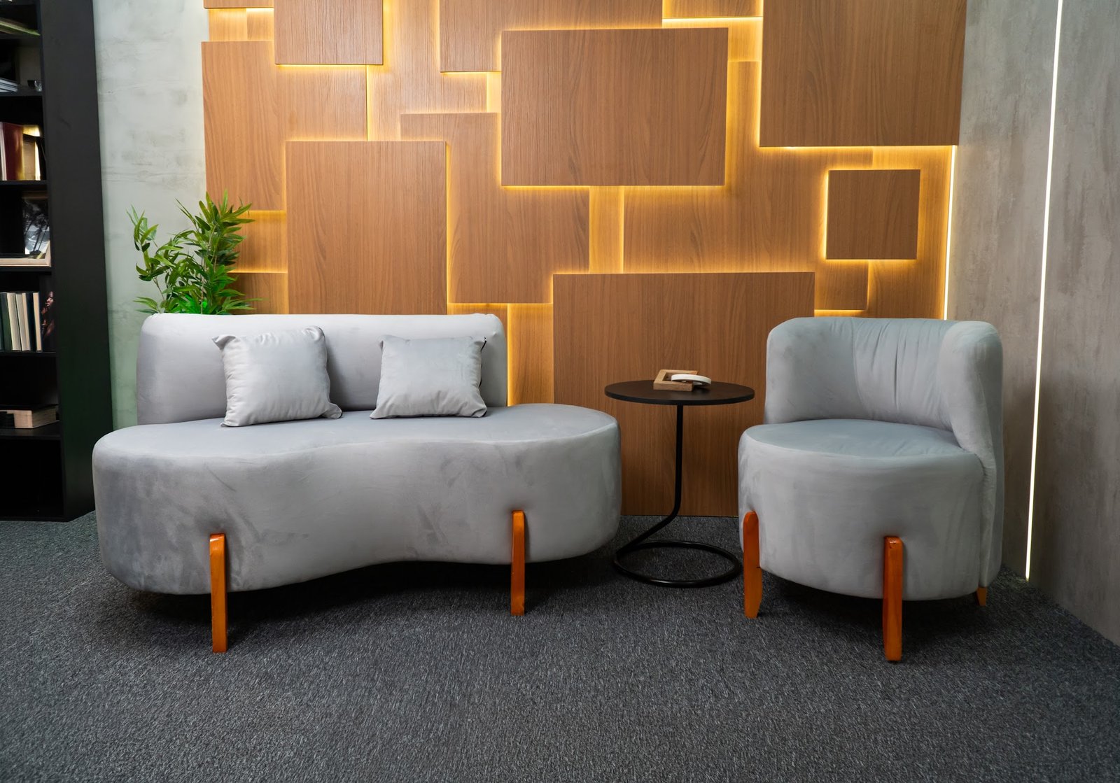 Set com sofá e painel de madeira iluminado
